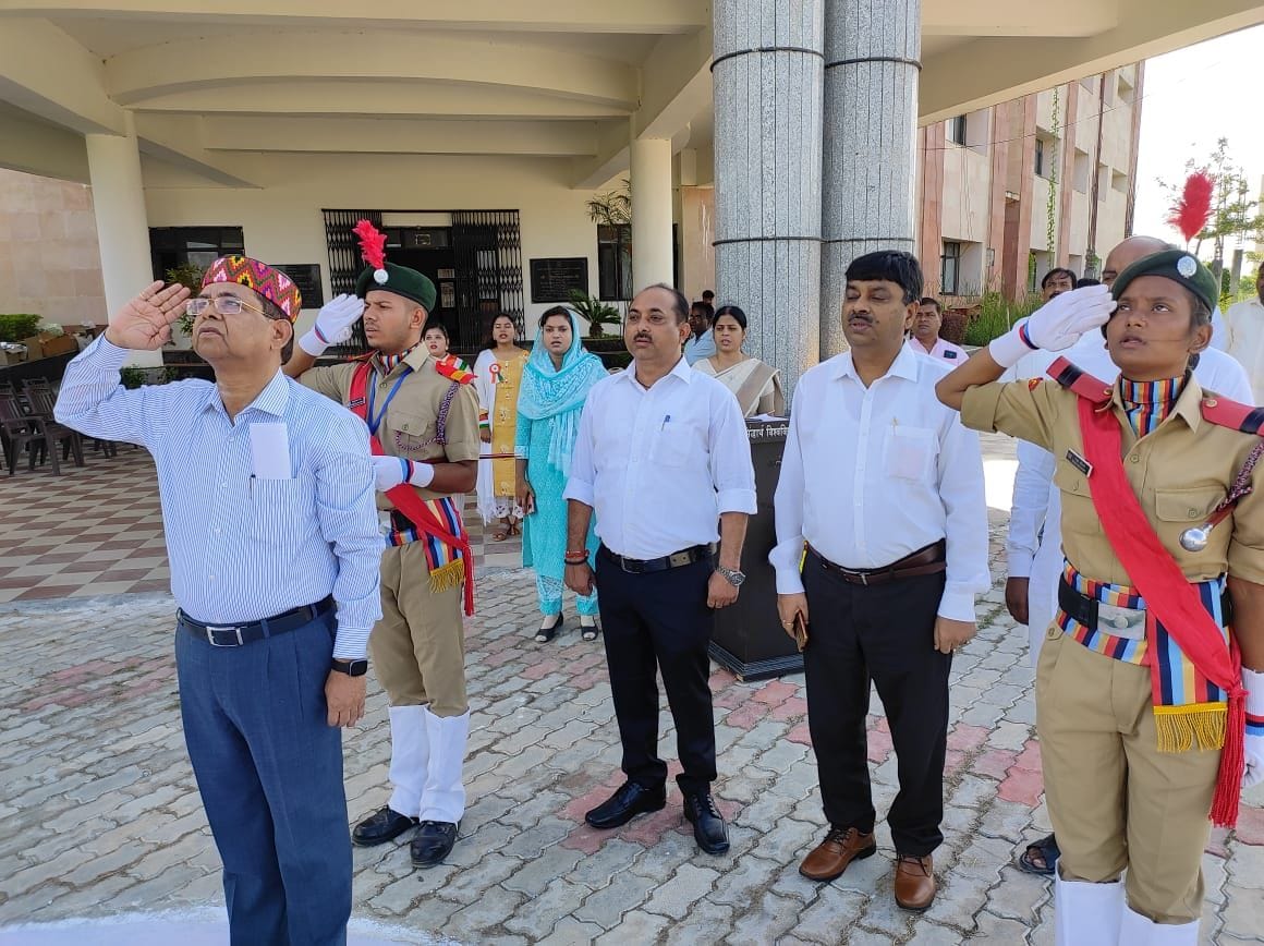 vc hoist tiranga in university