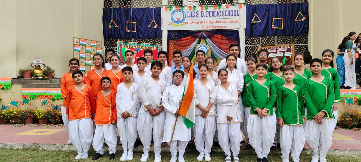 Tricolor hoisted in schools and colleges, patriotic songs resonated
