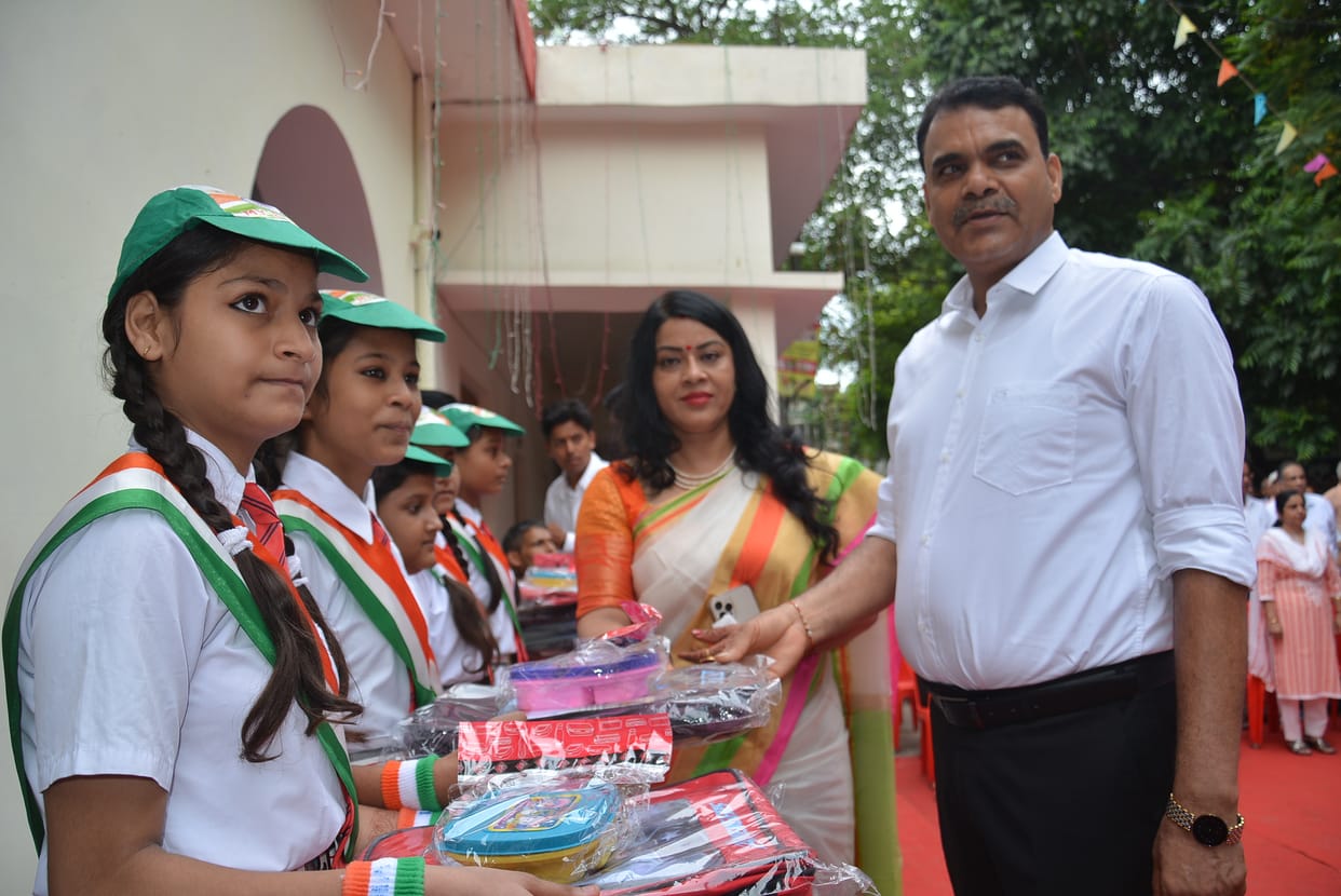DM hoisted the flag in the Collectorate, the wife recited the poem