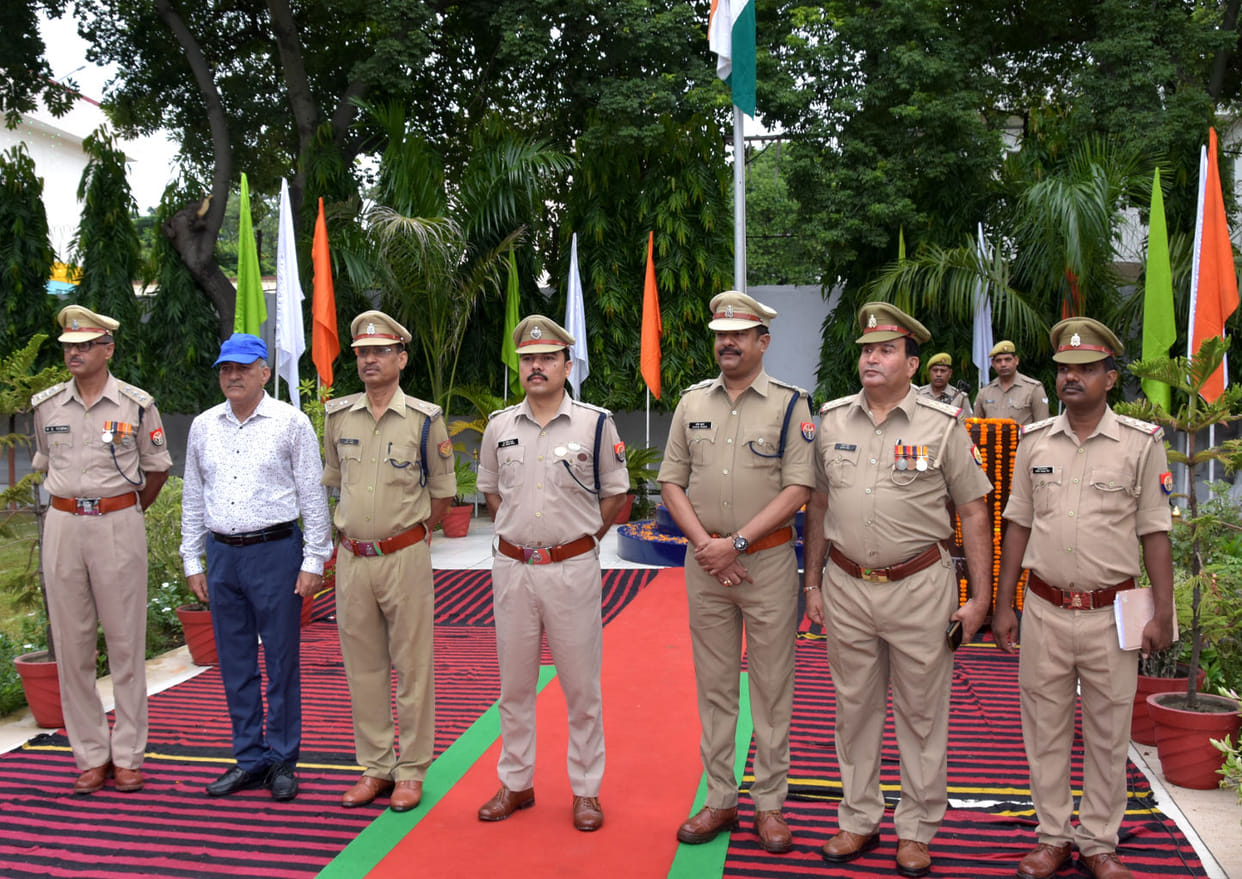 SSP hoisted the flag in the police line