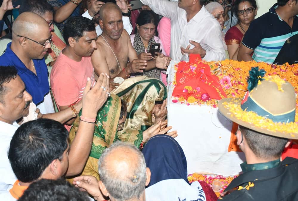 Uttarakhand Martyr Chandra shekhar Funeral after 38 year Family crying Photos
