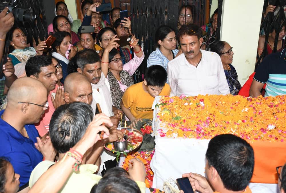 Uttarakhand Martyr Chandra shekhar Funeral after 38 year Family crying Photos