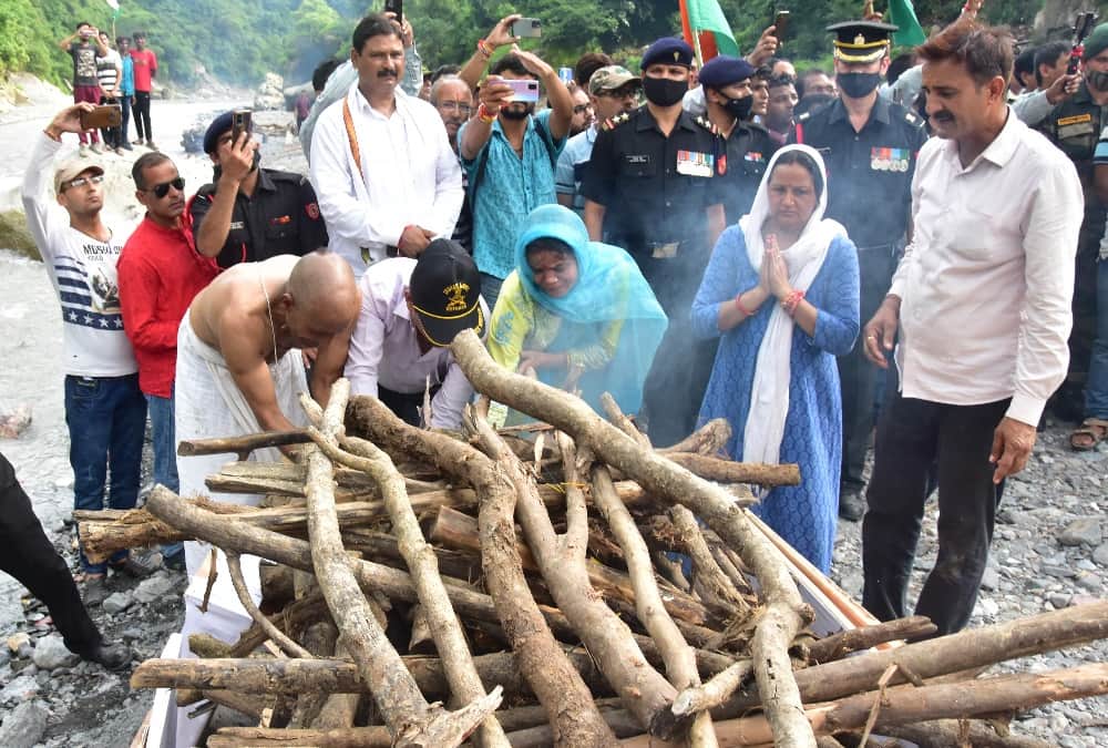 Uttarakhand Martyr Chandra shekhar Funeral after 38 year Daughters not seen father face last time photos