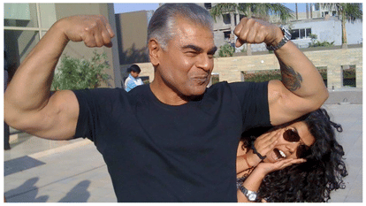 Sharat Saxena reveals actors like him are not invited to bollywood parties Stars only talk to other celebs