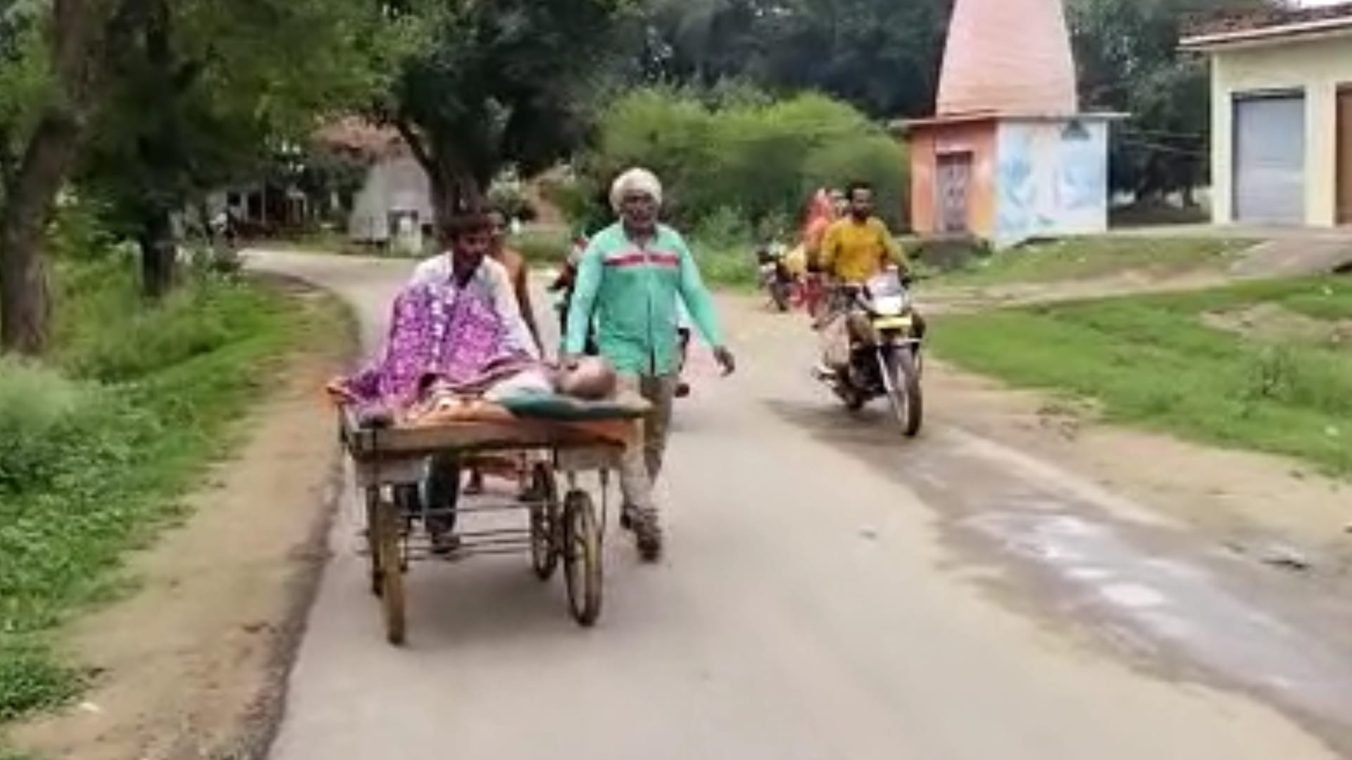 ठेले से पिता को अस्पताल ले जाता बेटा