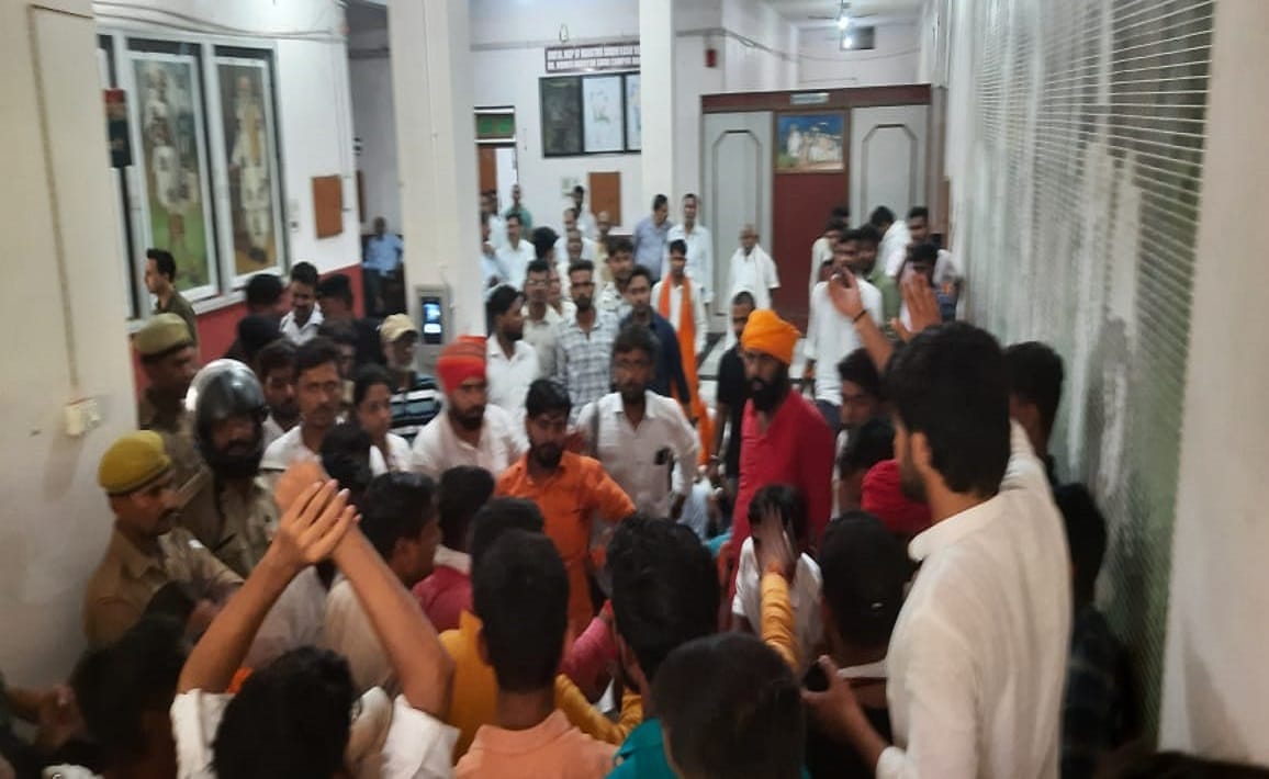students protest at administrative building of Kashi Vidyapith demand for removal of PAC from hostel