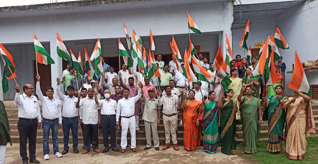 Tricolor hoisted with pride, saluted the martyrs