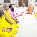 बैठक में शामिल हुए संत-धर्माचार्य।