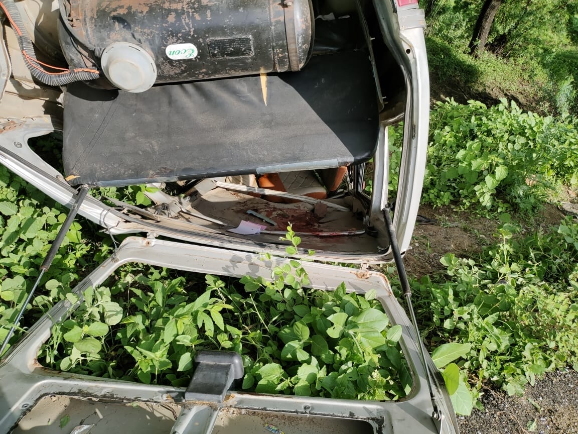 Banda: Car fell into a ditch due to tire burst, one died, three of the eight passengers in the car were in critical condition