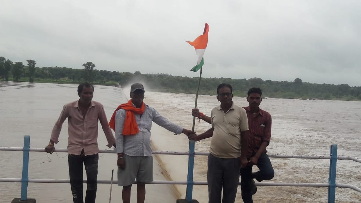Banda: Bariyarpur dam overflows... monitoring team deployed, water released in canals to control water flow