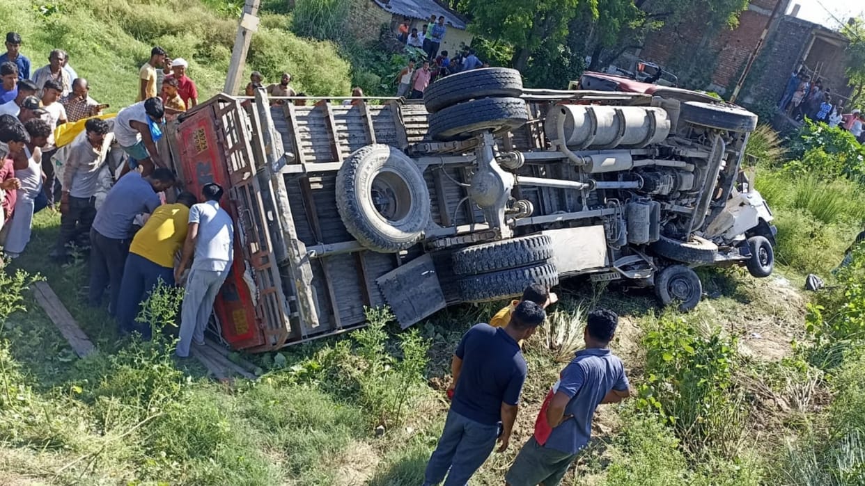 one died and 10 injured in an accident in baskhari thana in Ambedkar nagar.