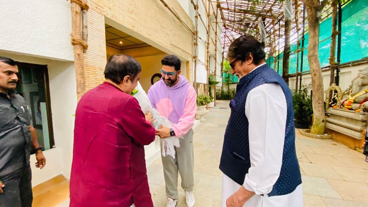 amitabh bachchan abhishek bachchan meet union minister nitin gadkari to support national road safety mission