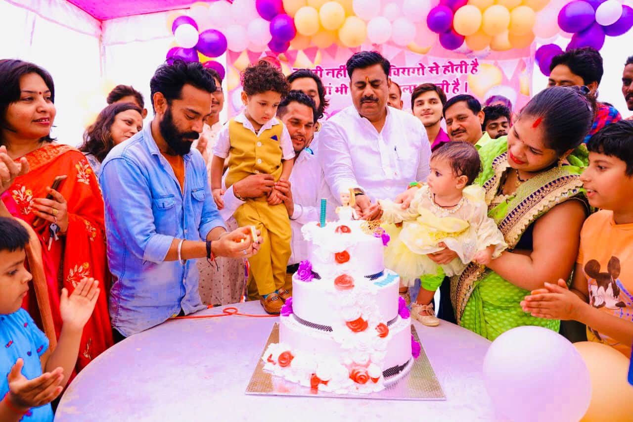 MP News: Celebrated daughter's birthday in a unique way, feed 1 lakh golgappas to the public for free