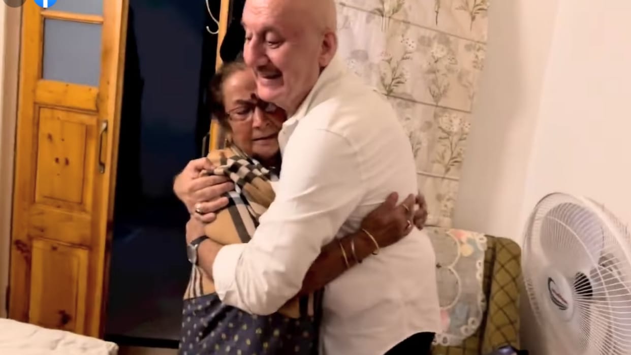 Actor Anupam Kher reached Shimla, gave surprise to mother Dulari, video went viral