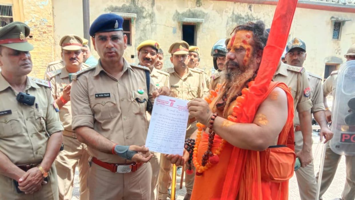 Police stops Jagatguru Paramhans acharya, who was going to Mathura.
