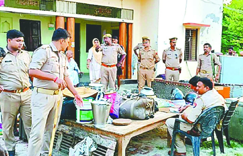 Bahubali MLA Ramakant Yadav daughter in law house kurk by azamgarh police