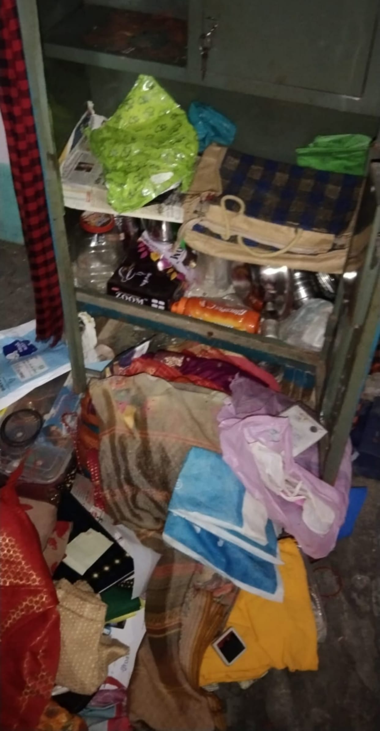Millions looted by holding mother and daughter hostage