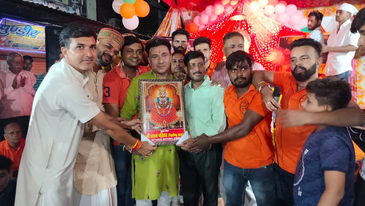 Devotees danced fiercely on the hymns of Khatu Shyam