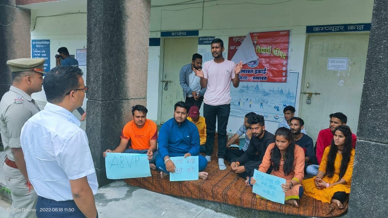 Students protest On the assurance of SDM ongoing lockdown in college ends