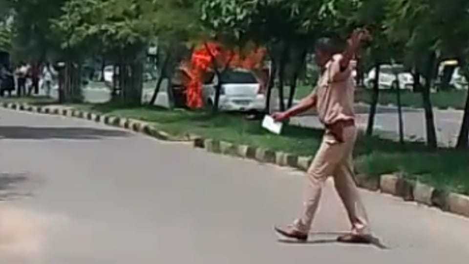 Car caught fire near Hallomajra Light Point in Chandigarh