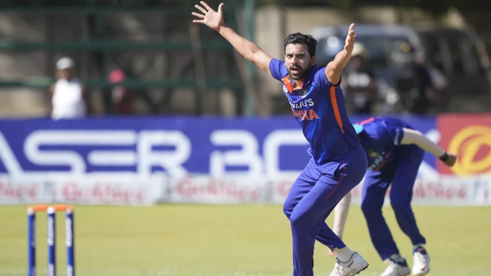 KL Rahul removes chewing gum before national anthem in India vs Zimbabwe 1st ODI; Watch Video