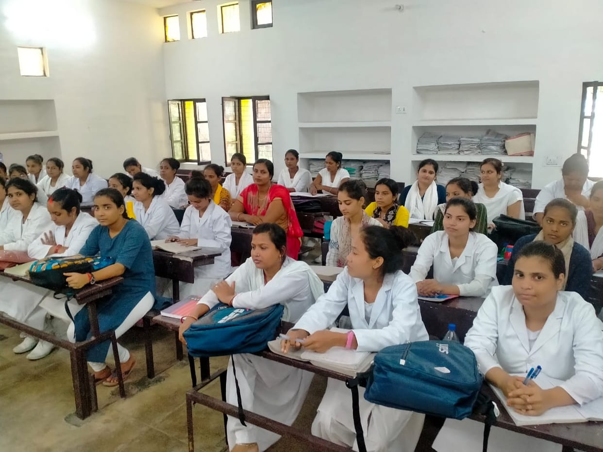 ANM got upset over food at ANM Training Center in Lakhimpur Kheri hindi news