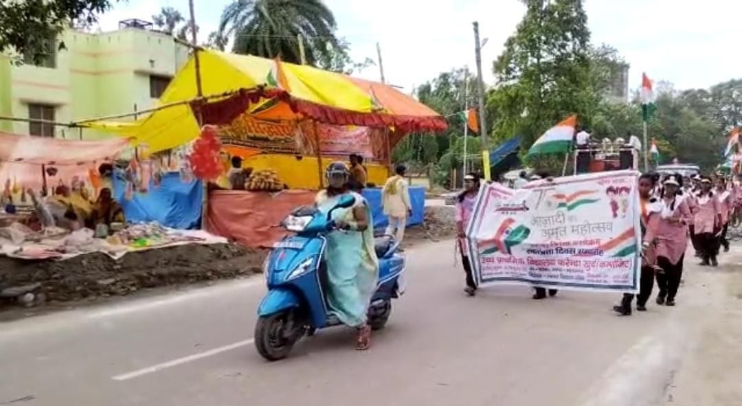 Video of teacher walking on scooty in Prabhat Pheri goes viral