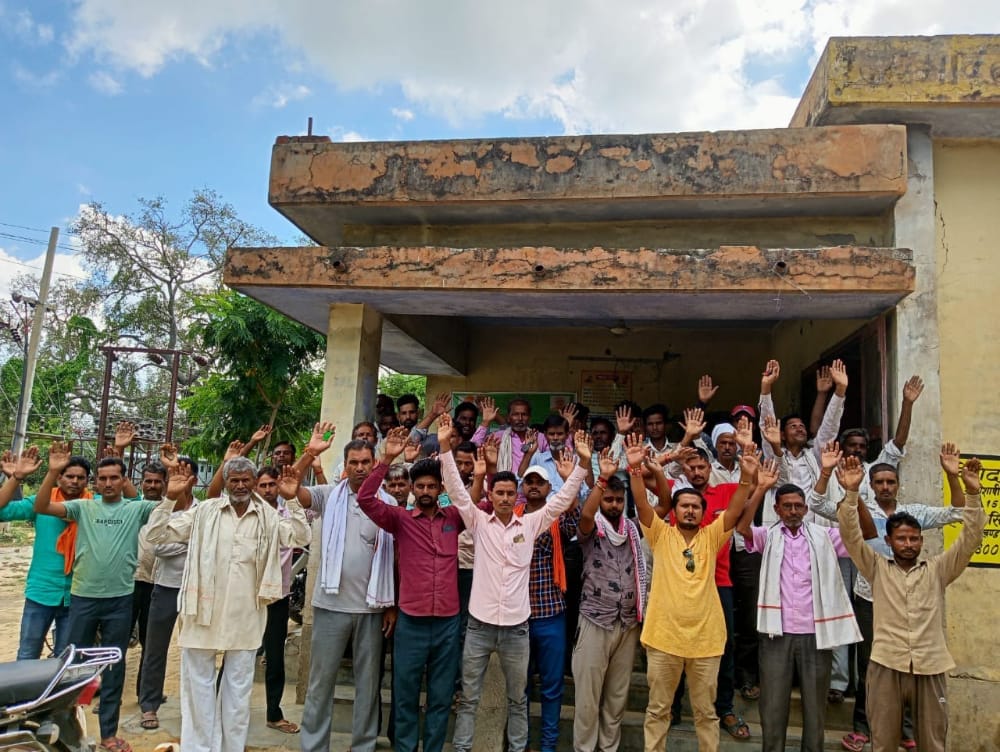 Hardoi, People fed up with undeclared cuts surrounded the sub-station