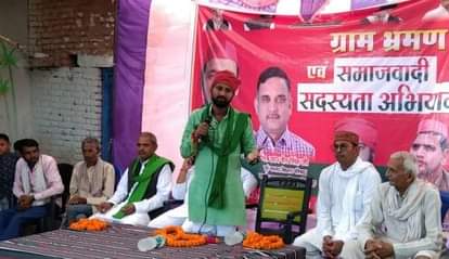 फोटो नंबर-9- सपा सदस्यता व ग्राम भ्रमण कार्यक्रम में संबोधन करते सदर विधायक अनिल प्रधान । संवाद