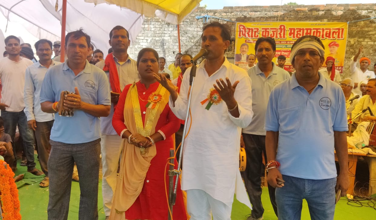 ... born Devaki Ghar Kanhaiya, Nand Ghar Baje Bajnawa Na