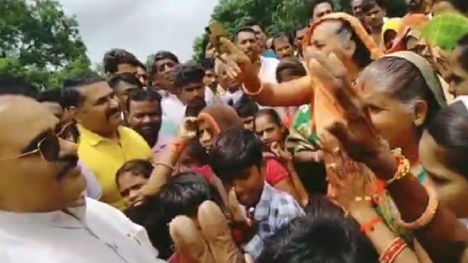 Shajapur: BJP district president protests against the inclusion of brothers of Congress sarpanch