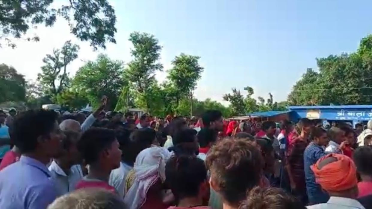 protest against kidnap and murder in Gonda.