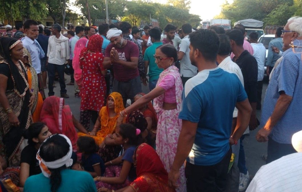 Hathras: Angry people created ruckus over the death of teenager, jammed