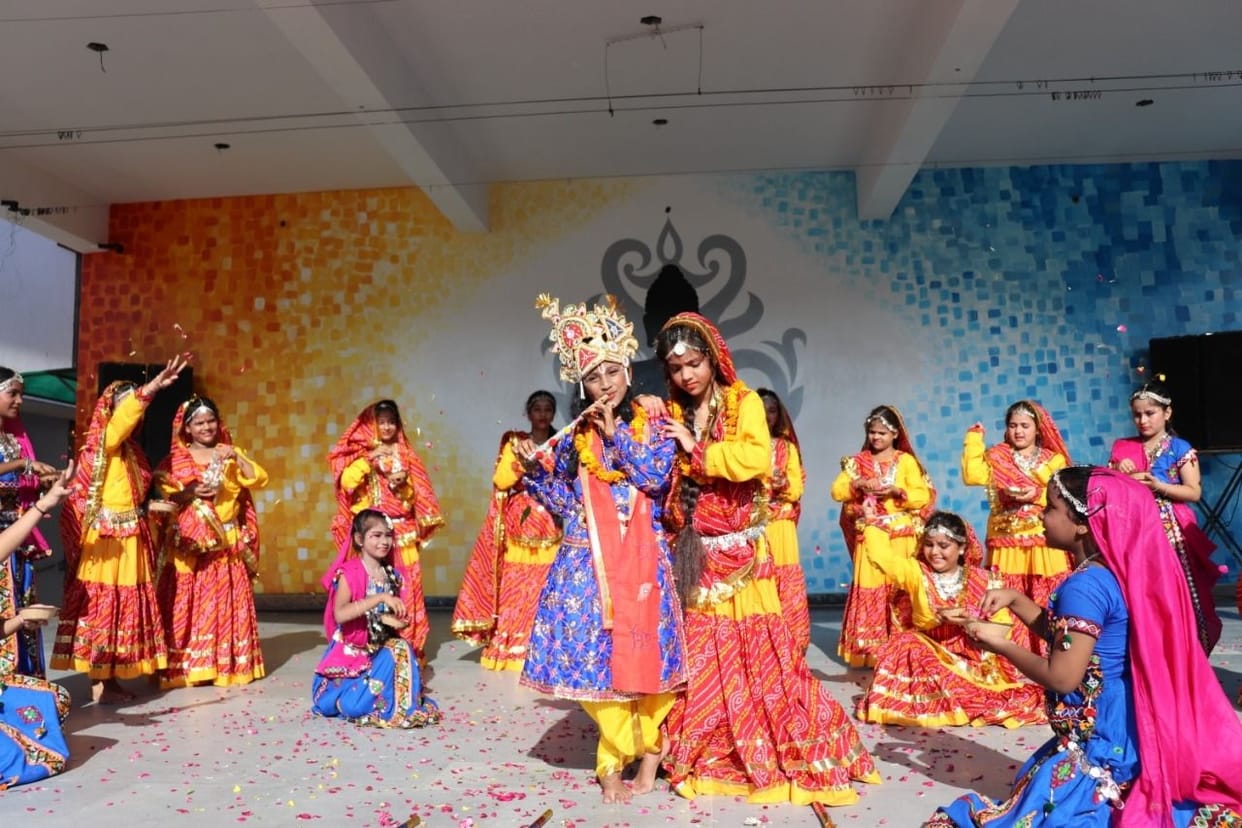 Hathras: In the form of Radhakrishna, children enchanted mind
