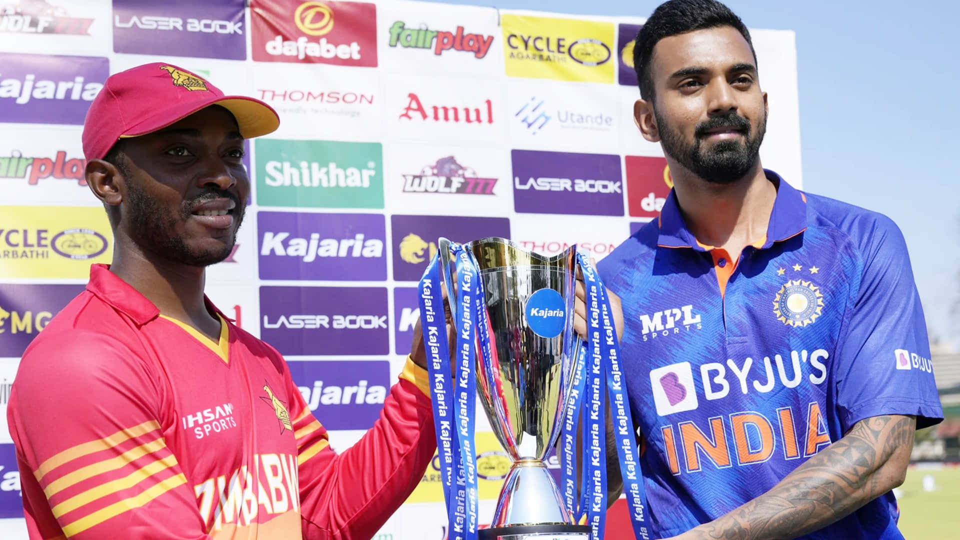 KL Rahul removes chewing gum before national anthem in India vs Zimbabwe 1st ODI; Watch Video