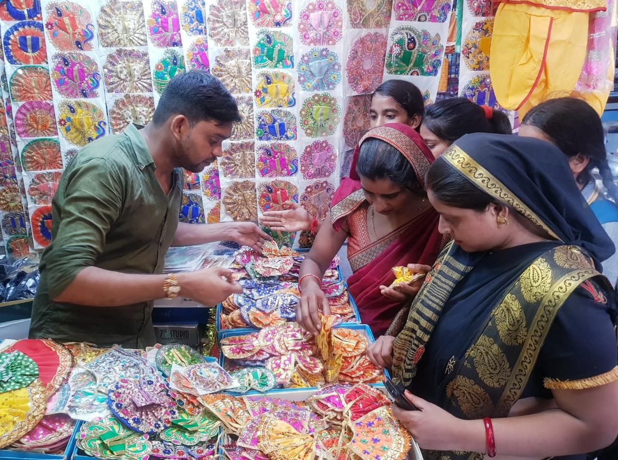 Laddu Gopal will shine in silver crown and gold necklace