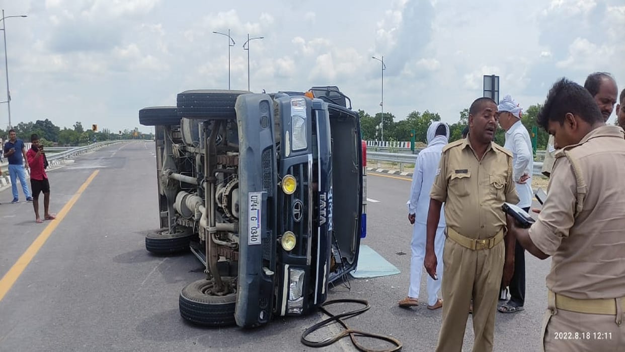 Prisoner vehicle overturns on Purvanchal Expressway driver injured
