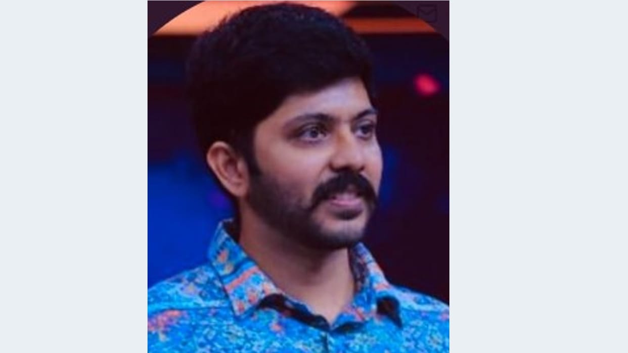 Tamil lyricist Ko Sesha shares pictures of chicken pieces in his vegetarian dish Swiggy