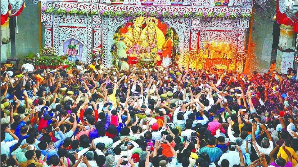 Krishna Janmashtami 2022 Live Updates Vrindavan Mathura Shubh Muhurat Puja Vidhi Banke Bihari Temple