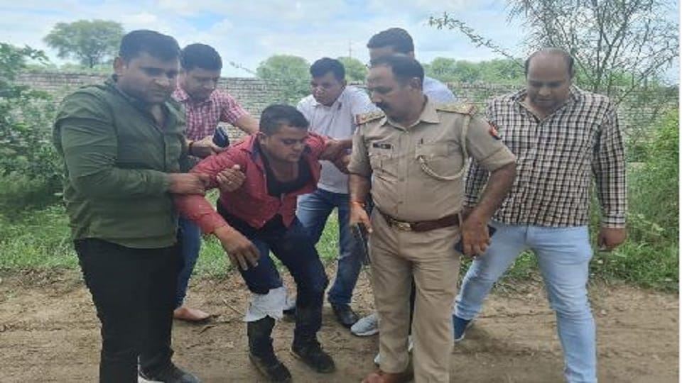Police Encounter with chain snatcher before janmashtami 2022 in Mathura