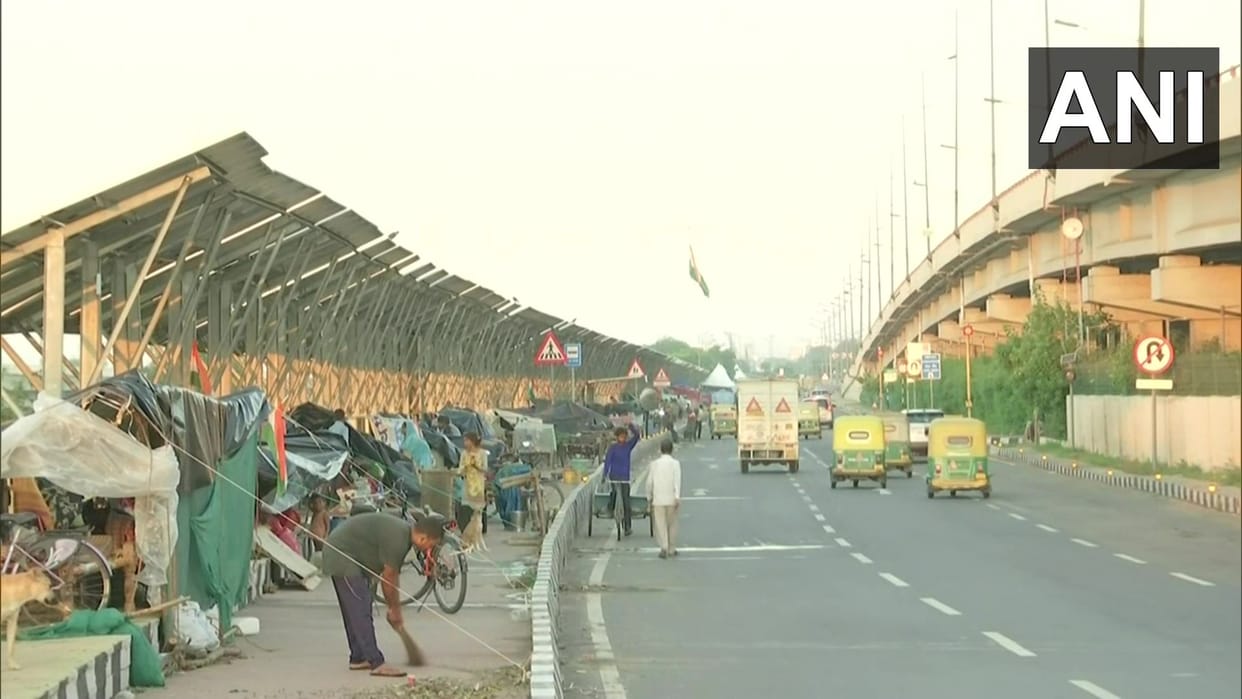 People live on the roadside as overflowing water from the Yamuna river