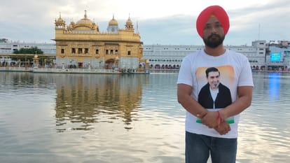 जगदीश टाइटलर की फोटो लगी टीशर्ट पहन श्री हरमंदिर साहिब में फोटो खिंचवाता युवक।