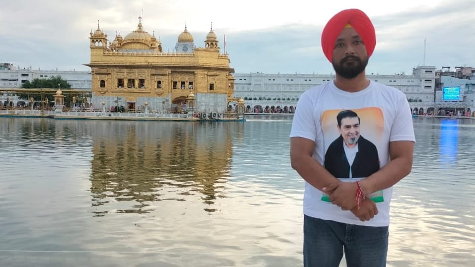 Man wearing t-shirt of Jagdish Tytler clicked in Shri Harmandir Sahib