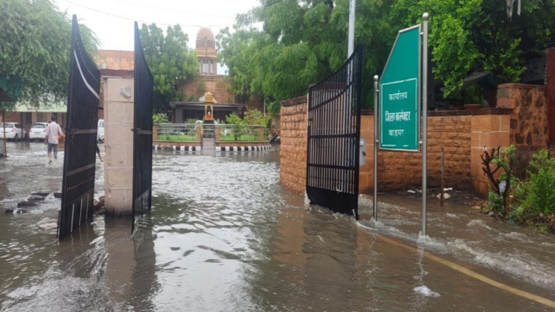 heavy rain in Udaipur river drain overflow truck fell in river