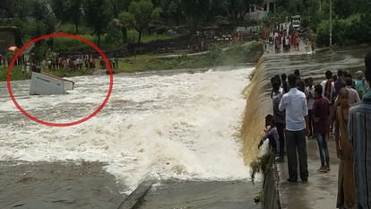 heavy rain in Udaipur river drain overflow truck fell in river