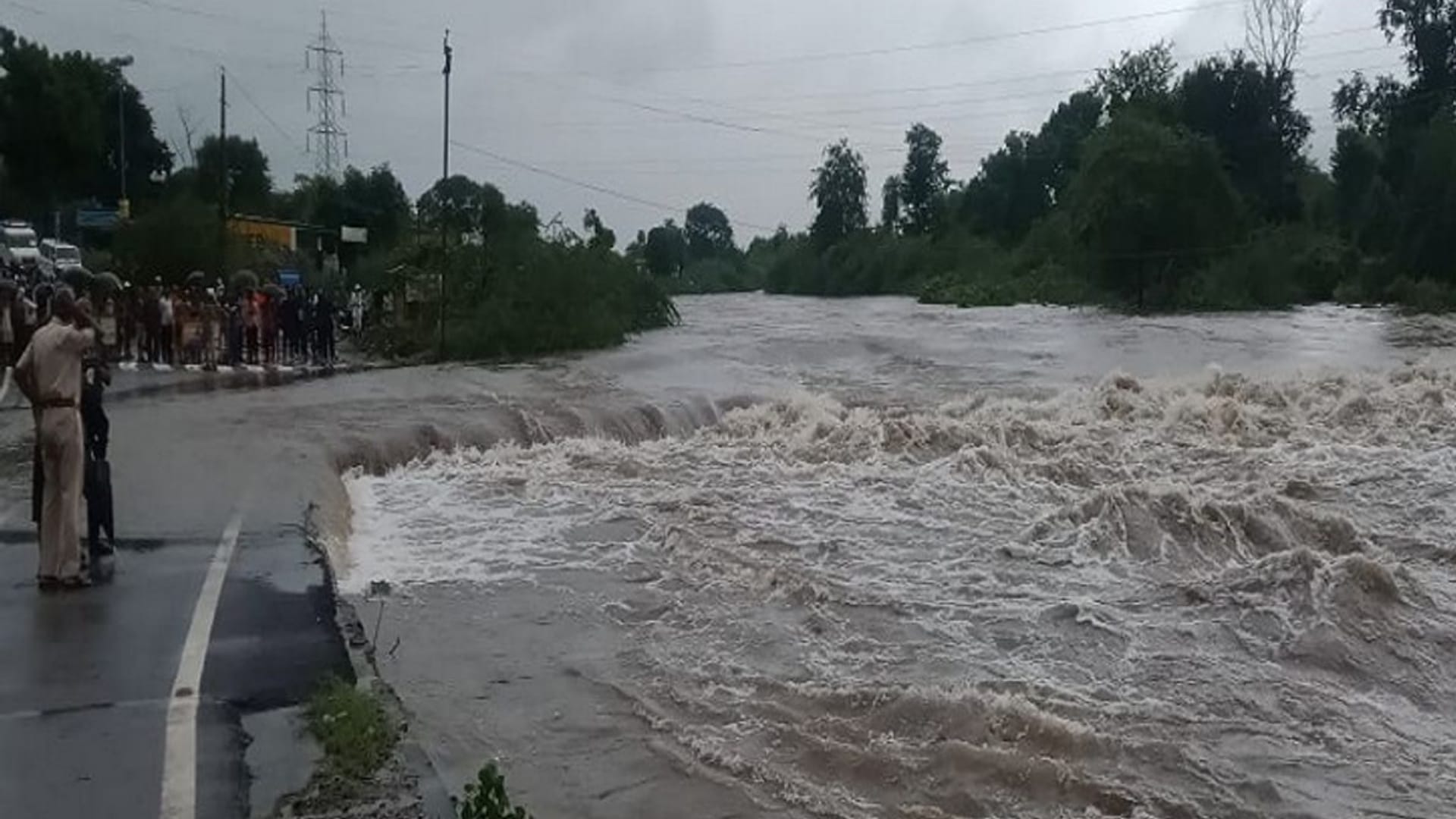 heavy rain in Udaipur river drain overflow truck fell in river