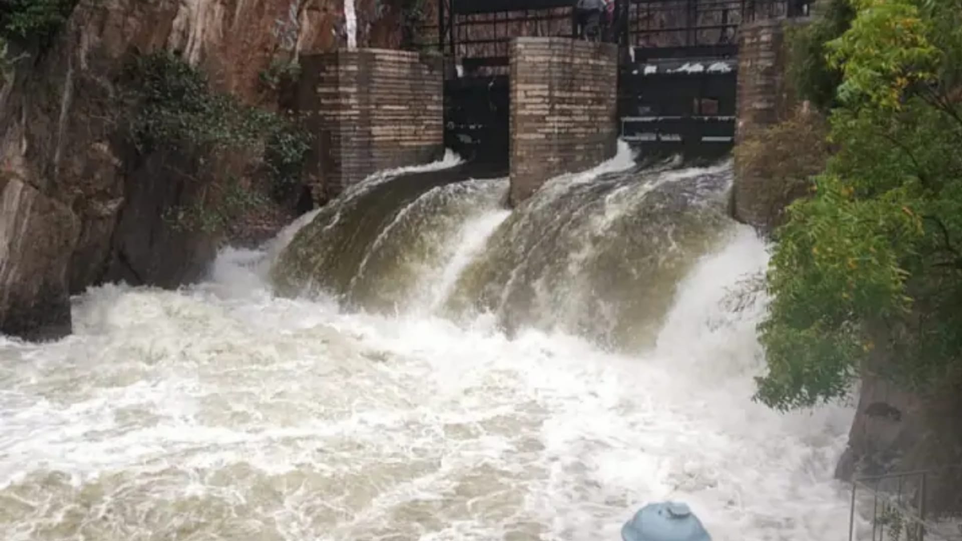 heavy rain in Udaipur river drain overflow truck fell in river