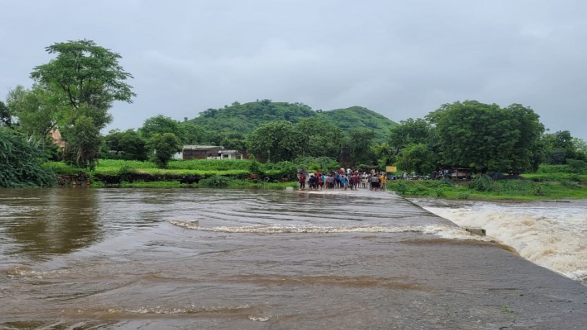 heavy rain in Udaipur river drain overflow truck fell in river