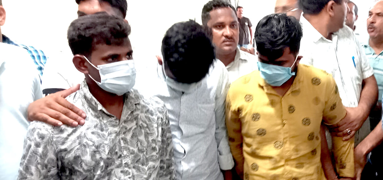 A bag full of eight lakh rupees was snatched from the accountant's conspiracy