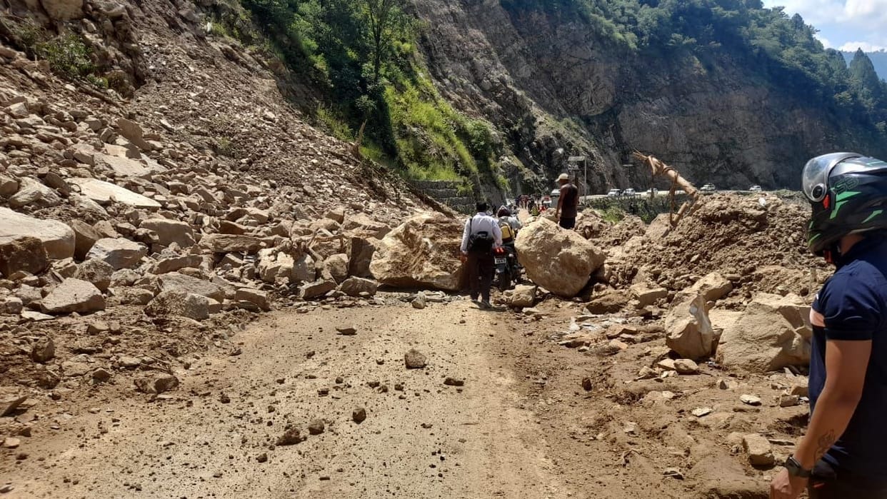 Rudraprayag-Gaurikund highway remained closed for hours due to boulder fall